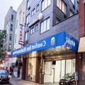 Exterior of Comfort Inn Manhattan Bridge