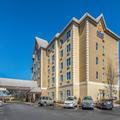 Photo of Comfort Inn & Suites near Six Flags