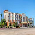 Exterior of Comfort Suites Glendale State Farm Stadium Area