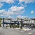Exterior of Days Inn & Suites by Wyndham Niagara Falls / Buffalo