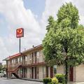 Exterior of Econo Lodge Columbus West