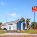 Exterior of Econo Lodge Lincoln