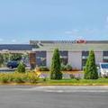 Exterior of Econo Lodge Shorewood