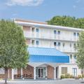 Exterior of Howard Johnson by Wyndham Staunton