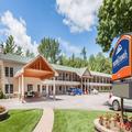 Exterior of Howard Johnson by Wyndham Traverse City