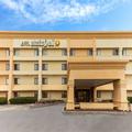 Exterior of La Quinta Inn & Suites by Wyndham Chicago Gurnee