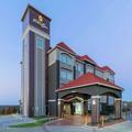 Exterior of La Quinta Inn & Suites by Wyndham Fort Worth - Lake Worth