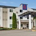 Exterior of Motel 6 Roseburg, OR