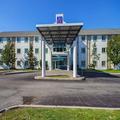 Exterior of Motel 6 Whitby on Toronto East