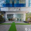Photo of OYO 13614 Hotel Axis International