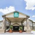 Exterior of Quality Suites Houston Hobby Airport