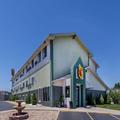 Image of Super 8 by Wyndham Kansas City at Barry Road/Airport