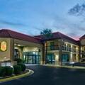 Exterior of Super 8 by Wyndham Mobile/Tillmans Corner
