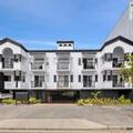 Exterior of Villa Vaucluse Apartments of Cairns