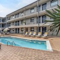 Swimming pool at Country Inn & Suites Metairie (New Orleans)